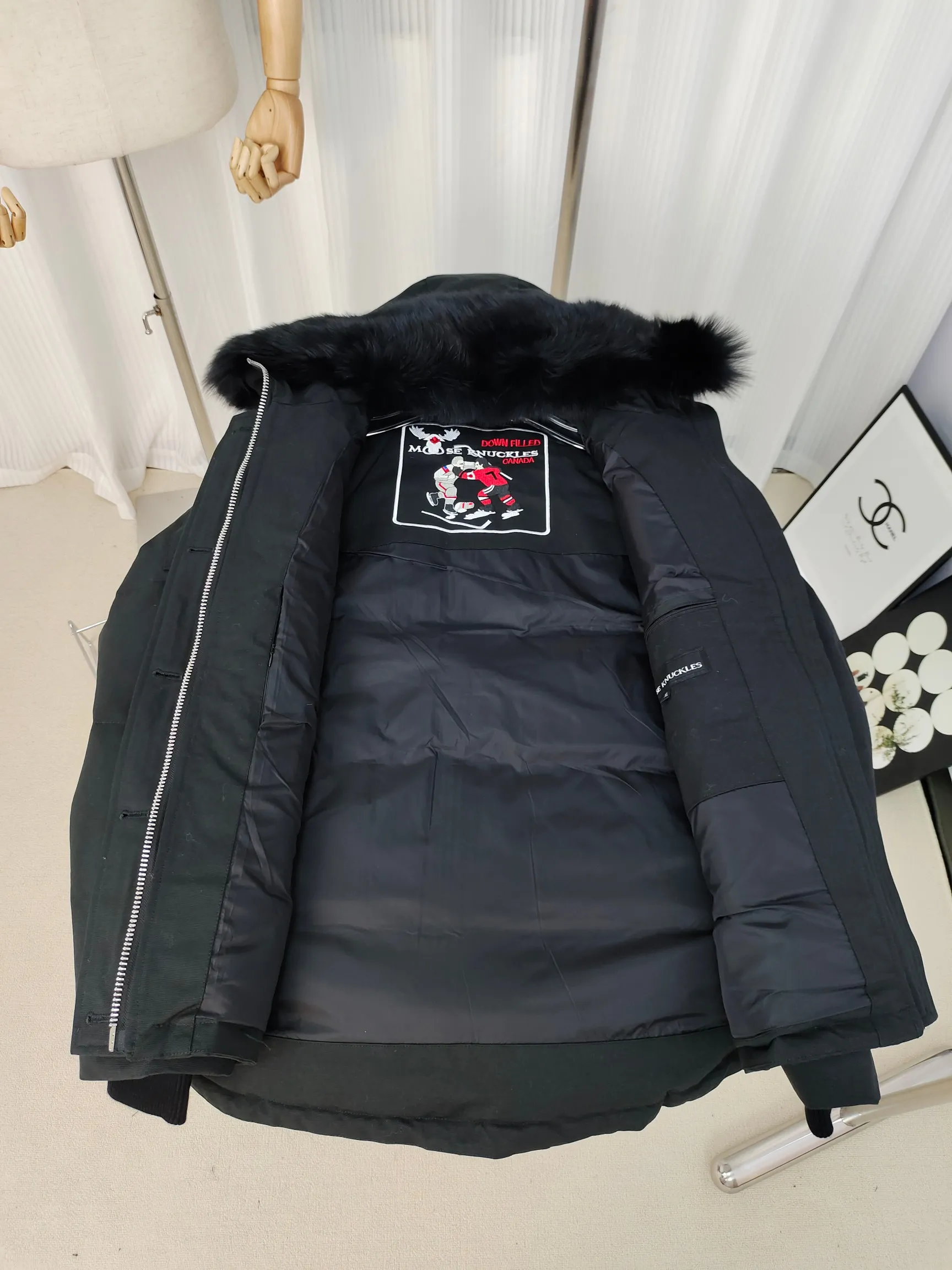 （ ）05 Moose Knuckles ， ins 、 、 。 ， ， ！ ， ， ， ！ Sizes: XS XL